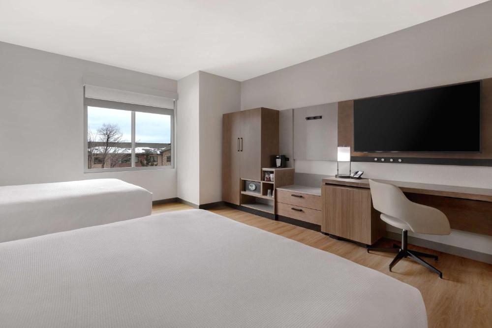 Queen Room with Two Queen Beds and Sofa Bed - High Floor interior
